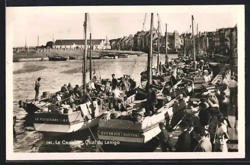 AK Le Croisic, Quai du Lenigo avec bateaux de pêche animés
