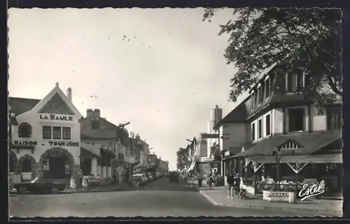 AK La Baule, Vue de l`Avenue du Général de Gaulle avec boutiques et voitures