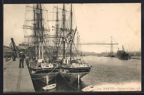 AK Nantes, Vue sur la Loire avec navires à quai et grue en arrière-plan