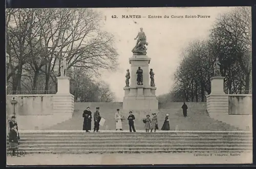 AK Nantes, Entrée du Cours Saint-Pierre avec statue et visiteurs sur les marches