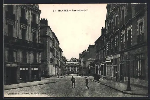 AK Nantes, Rue Albert-1er avec bâtiments historiques et passants