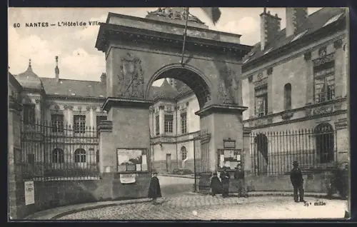 AK Nantes, L`Hôtel de Ville avec son majestueux portail et des passants sur la place