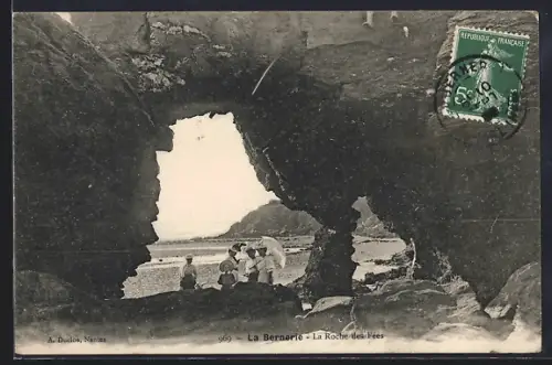 AK La Bernerie, La Roche des Fées avec vue sur la mer et groupe de personnes