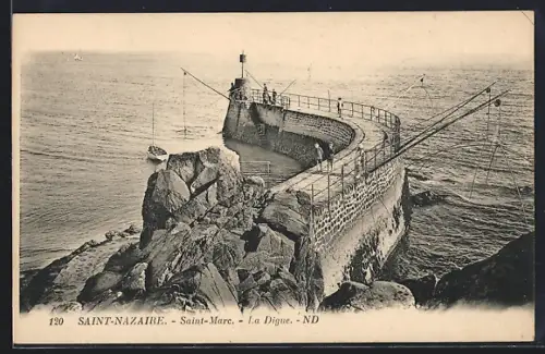 AK Saint-Nazaire /Saint-Marc, La Digue avec vue sur l`océan et le phare