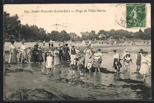 AK Saint-Nazaire /Loire-Inf., Plage de Villes-Martin animée par des familles en promenade