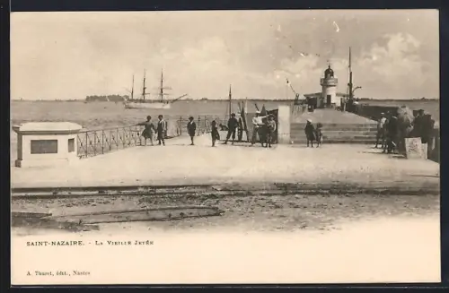 AK Saint-Nazaire, La Vieille Jetée et le phare avec un voilier à l`horizon
