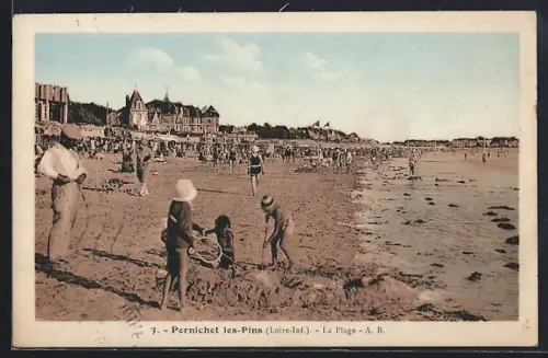 AK Pornichet les-Pins /Loire-Inf., La Plage animée avec des baigneurs et des enfants jouant dans le sable