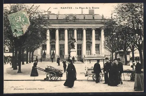 AK Nantes, La Place de la Bourse animée avec passants et étals