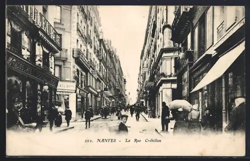 AK Nantes, La Rue Crébillon avec passants et boutiques animées