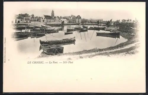 AK Le Croisic, Le Port avec bateaux amarrés et village en arrière-plan