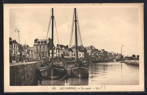 AK Le Croisic, Le quai avec bateaux amarrés et maisons en arrière-plan