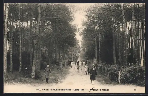 AK Saint-Brévin-les-Pins /Loire-Inf., Avenue d`Alsace avec promeneurs parmi les arbres