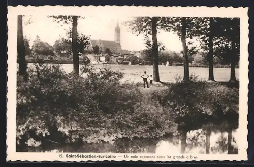 AK Saint-Sébastien-sur-Loire, Un coin reposant sous les grands arbres