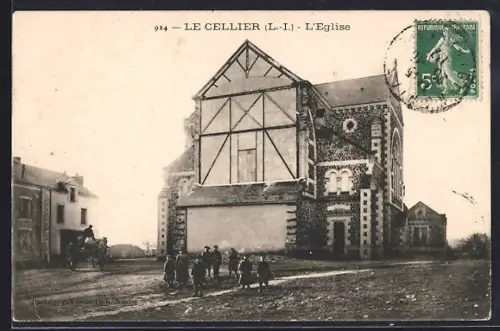 AK Le Cellier, L`Eglise et groupe de personnes devant l`édifice