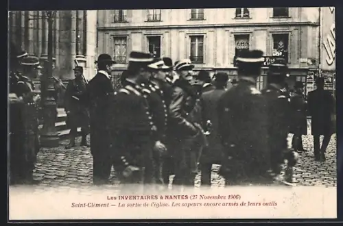AK Nantes, Saint-Clément, La sortie de l`église. Les sapeurs encore armés de leurs outils