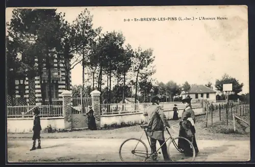 AK St-Brevin-les-Pins /L.-Inf., L`Avenue Henri avec cycliste et passants devant une villa et des arbres