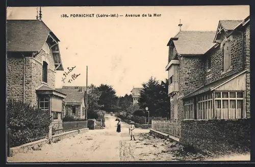 AK Pornichet /Loire-Inf., Avenue de la Mer avec maisons en pierre et passants