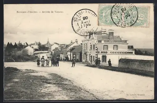 AK Varades, Arrivée de Varades avec vue sur la rue principale et les passants