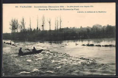 AK Varades, Inondations Décembre 1910, Route de Varades à St-Florent-le-Vieil, château de la Madeleine à droite