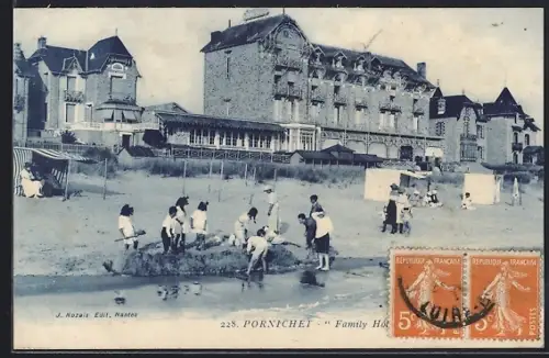 AK Pornichet, Enfants jouant sur la plage devant le Family Hôtel