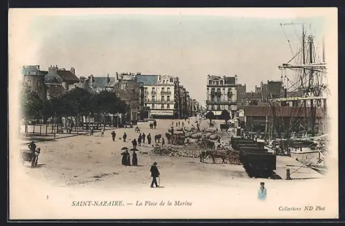 AK Saint-Nazaire, La Place de la Marine avec voiliers et passants