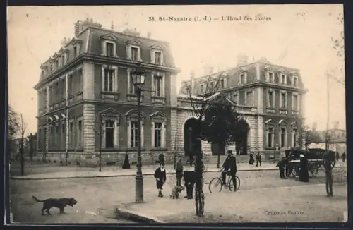 AK St-Nazaire /L.-I., L`Hôtel des Postes et scène de rue animée avec passants et voiture à cheval