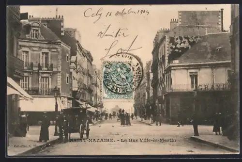 AK Saint-Nazaire, La Rue Ville-en-Martin avec passants et bâtiments historiques