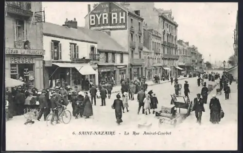 AK Saint-Nazaire, La Rue Amiral-Courbet animée avec passants et boutiques
