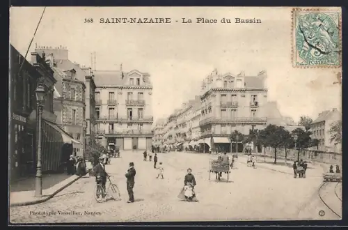 AK Saint-Nazaire, La Place du Bassin animée avec passants et charrette