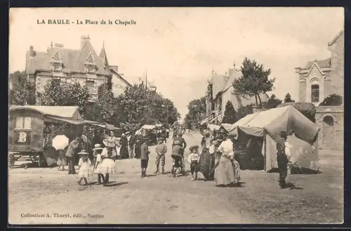 AK La Baule, La Place de la Chapelle avec marché animé