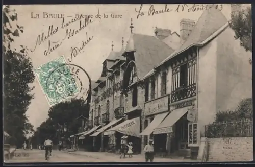 AK La Baule, Avenue de la Gare avec commerces et passants