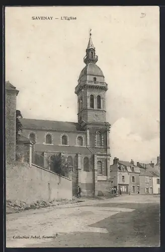 AK Savenay, L`Église et la rue adjacente avec des passants