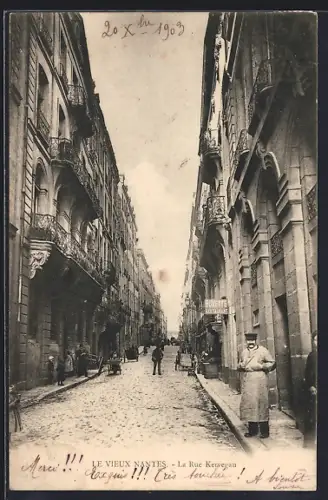 AK Nantes, Le Vieux Nantes, La Rue Kervégan animée avec passants et bâtiments historiques