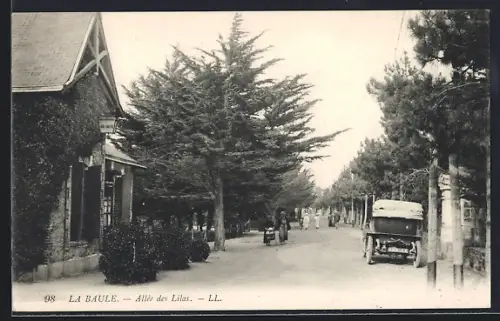 AK La Baule, Allée des Lilas avec voitures et passants