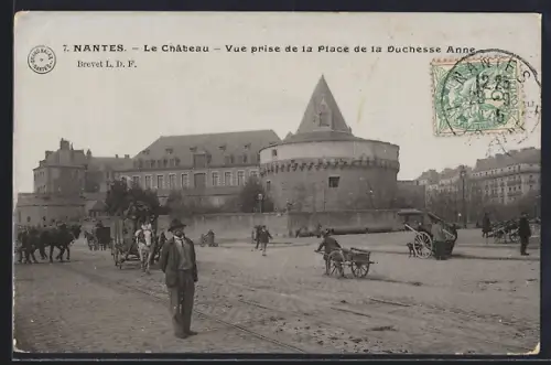 AK Nantes, Le Château, Vue prise de la Place de la Duchesse Anne