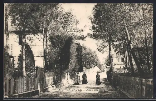 AK La Baule, Allée des arbres bordée de maisons élégantes