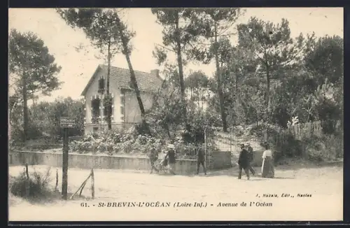 AK St-Brevin-l`Océan /Loire-Inf., Avenue de l`Océan avec maison et passants