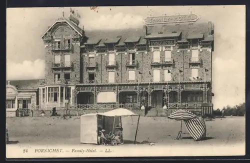 AK Pornichet, Family-Hotel avec parasols sur la plage