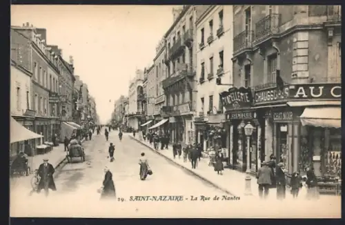 AK Saint-Nazaire, La Rue de Nantes animée avec passants et commerces