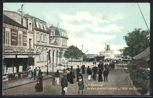 AK St Nazaire, La Rue Amiral-Courbet et l`Hôtel des Postes avec passants et navire en arrière-plan