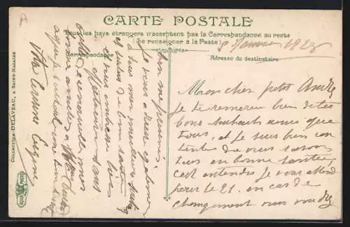 AK St Nazaire, La Rue Amiral-Courbet et l`Hôtel des Postes avec passants et navire en arrière-plan