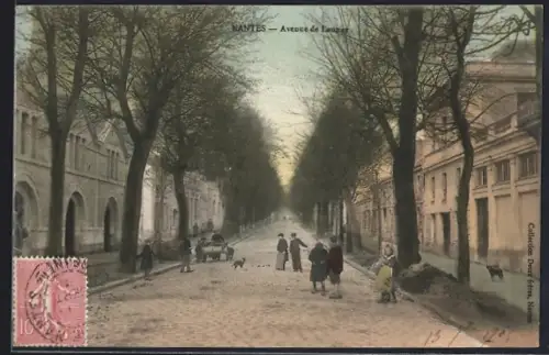 AK Nantes, Avenue animée avec passants et arbres alignés