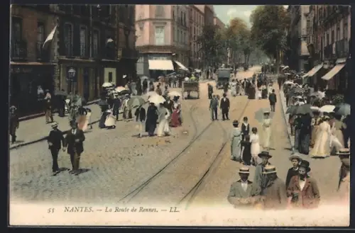 AK Nantes, La Route de Rennes animée avec passants et tramway