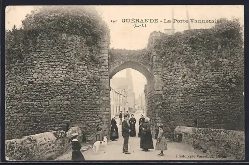 AK Guérande, La Porte Vannetaise avec des habitants et un chien devant l`entrée fortifiée