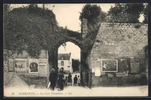 AK Guérande, La Porte Vannetaise avec des affiches et des passants