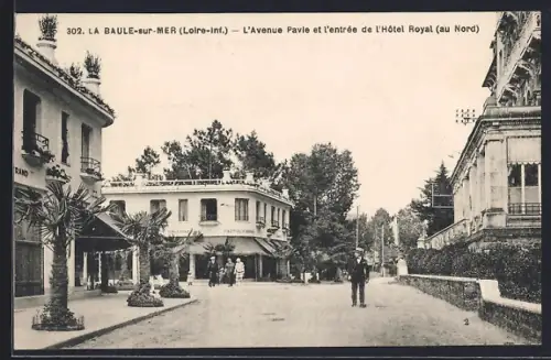 AK La Baule-sur-Mer /Loire-Inf., L`Avenue Pavie et l`entrée de l`Hôtel Royal, au Nord