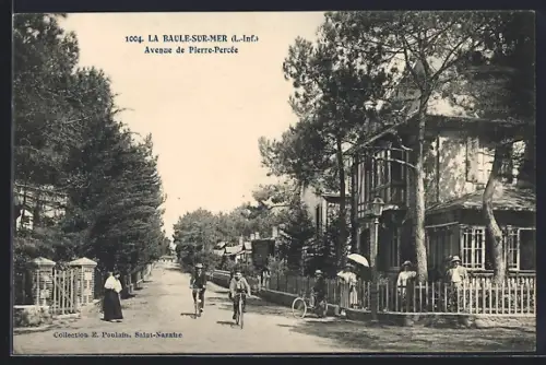 AK La Baule-sur-Mer /L.-Inf., Avenue de Pierre-Percée animée avec promeneurs et cyclistes
