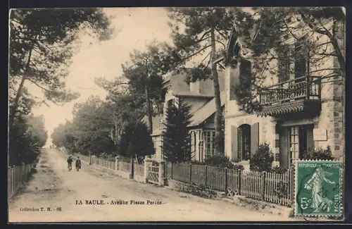 AK La Baule, Avenue Pierre Percée avec maisons et arbres