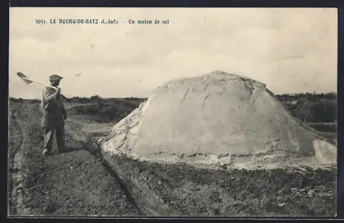 AK Le Bourg-de-Batz /L.-Inf., Un mulon de sel