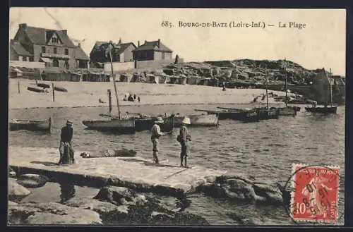 AK Bourg-de-Batz /Loire-Inf., La Plage avec bateaux et enfants sur le quai